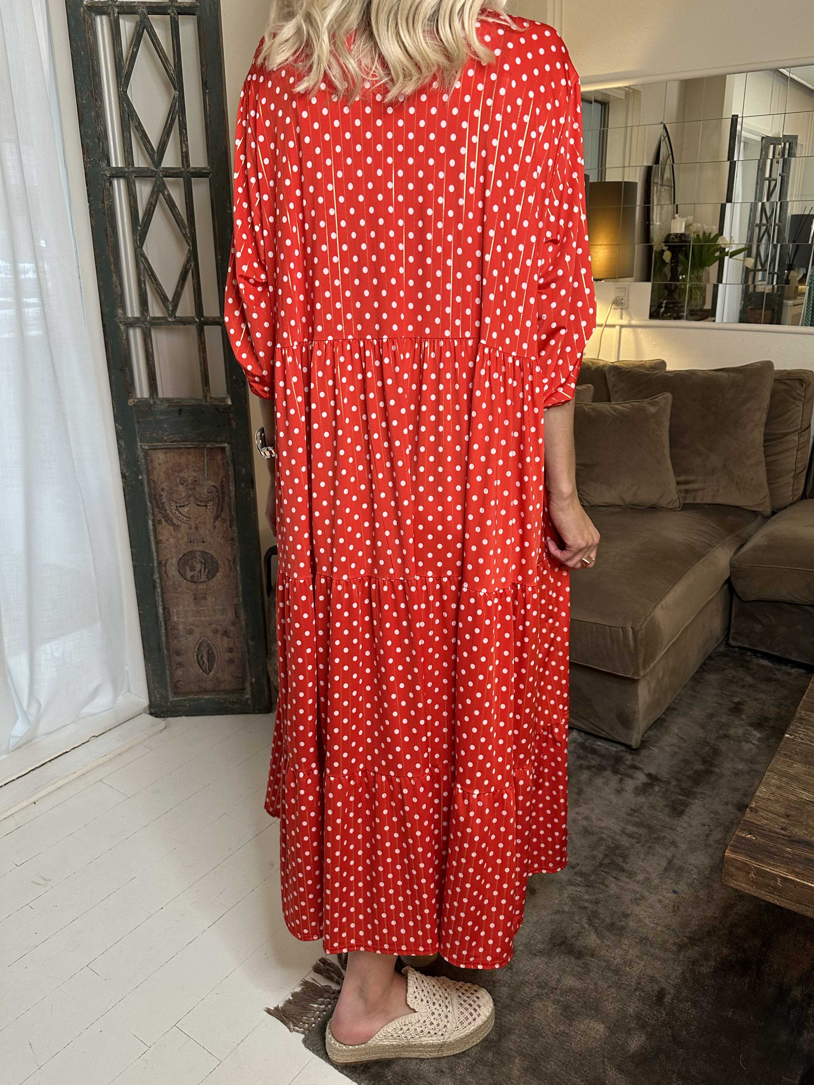 Milano Dot - Lang kjole med prikker og lag på lag look